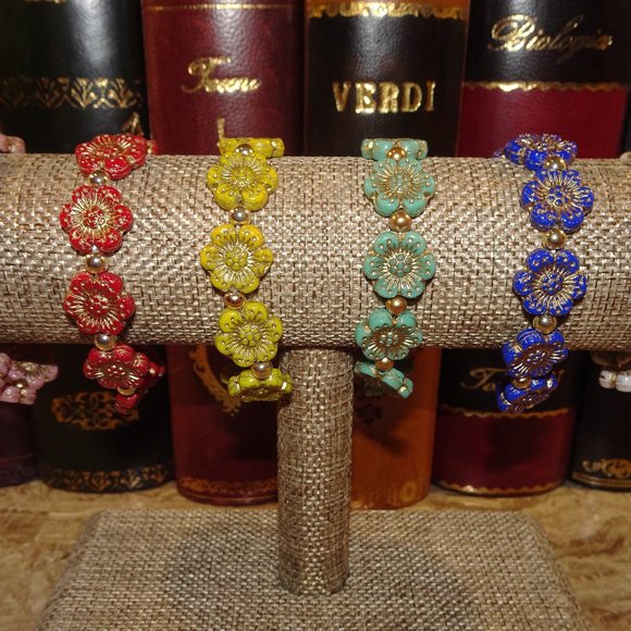 Handmade stretch bracelet with Czech anemone windflower design in six colors - Picture 3 of 14